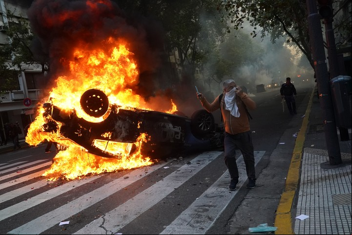 Otra escena del patrullero incendiado.
Fotos Emmanuel Fernández