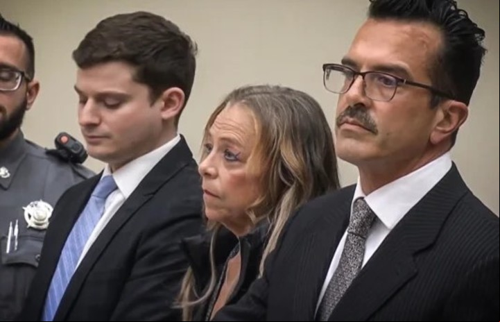 Kimberly Sullivan, de 56 años, está acusada de mantener cautivo a su hijastro de 32 años desde que tenía 11, según informó el Departamento de Policía de Waterbury en un comunicado.