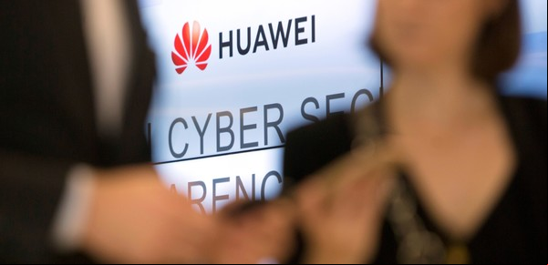 "Sobres", comidas y viajes: investigan coimas de Huawei en el Parlamento Europeo y hay varios detenidos