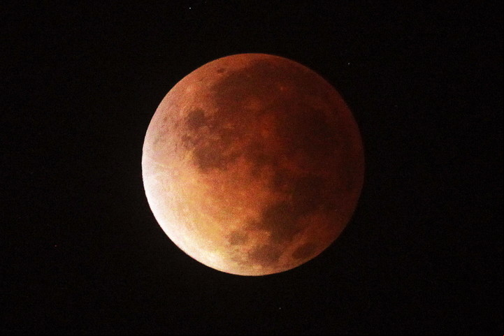 Durante un eclipse lunar, la NASA aprovecha la oportunidad para estudiar cómo cambia la temperatura de la Luna al entrar en la sombra de la Tierra. Foto: EFE/Paolo Aguilar.