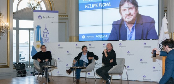 Con disparos y corridas afuera por la marcha de los jubilados, Felipe Pigna fue homenajeado en la Legislatura