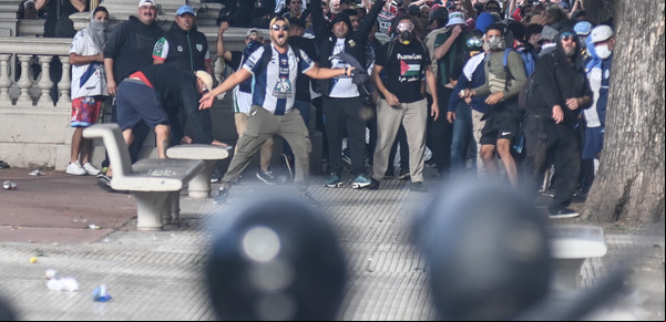 El Gobierno involucró a dos intendentes K en una denuncia por sedición tras los incidentes en el Congreso y pidió apartar a la jueza Andrade de la causa