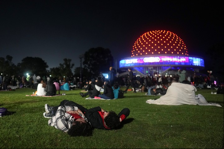 Un interesante número de personas se concentró en el Planetario porteño para ver la Luna de Sangre. Foto AP/Natacha Pisarenko