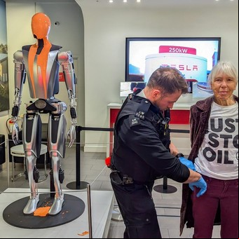 Elon Musk cosecha más críticas: activistas vandalizaron un Tesla Bot en su contra