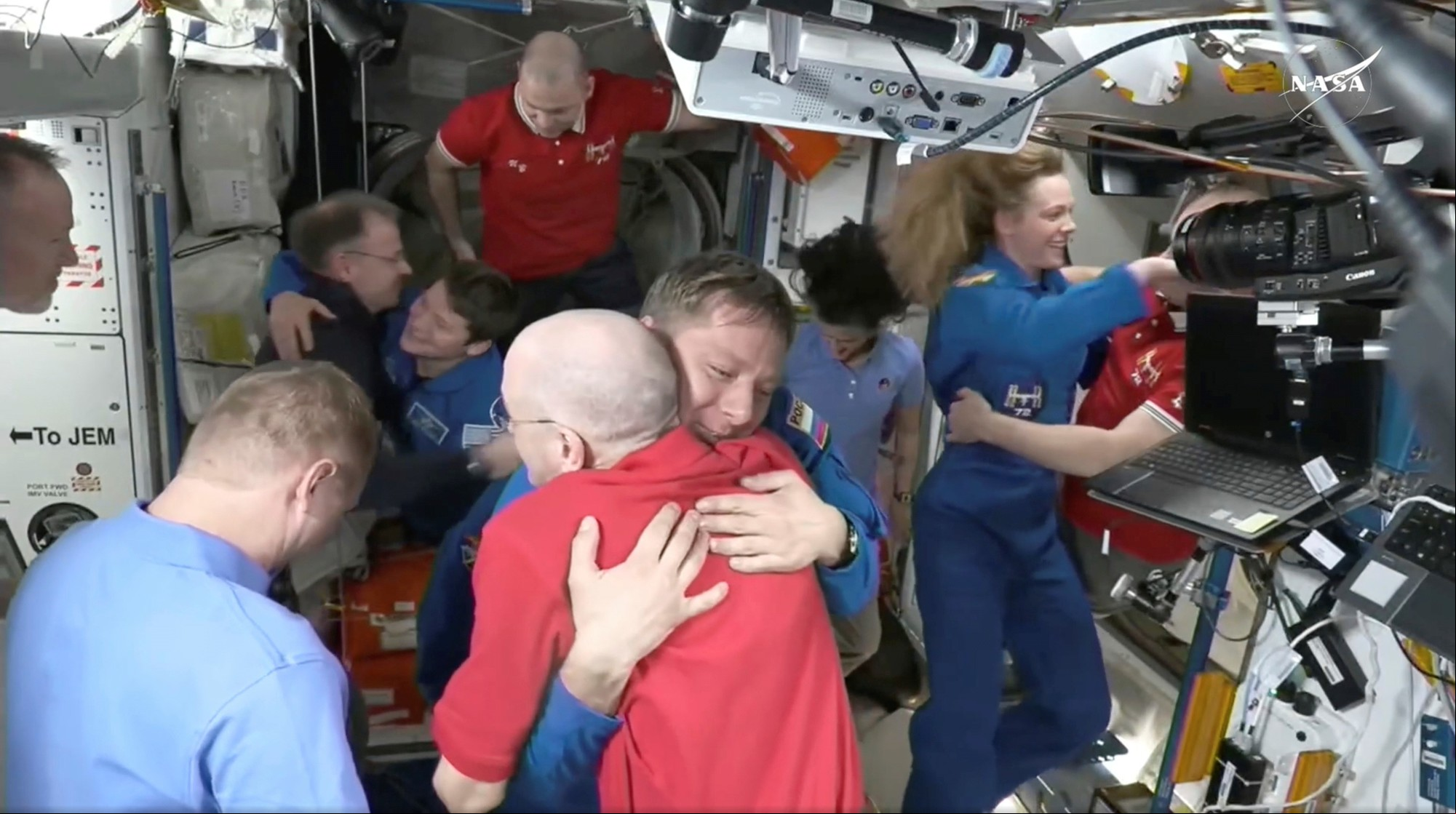 La nave de SpaceX llegó a la Estación Espacial Internacional para traer de regreso a los astronautas que estaban varados
