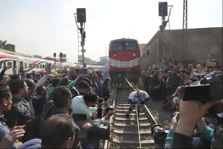 Repitió la hazaña, tirando del tren con la correa alrededor de sus hombros (AP).