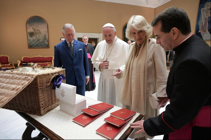 Carlos y Camila intercambian regalos con el Papa en una visita que realizaron el entonces príncipe y su esposa al Vaticano en 2017. Foto Vaticano