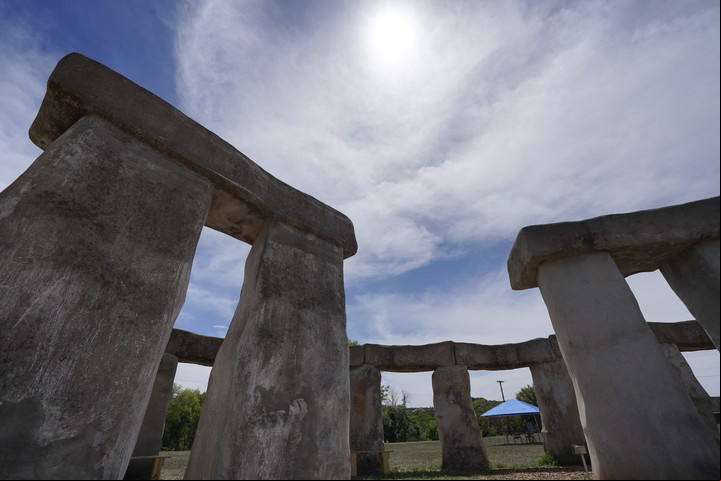 Cada año, durante el solsticio de invierno, miles de personas se congregan en este sitio milenario. Foto: Cécile Clocheret / AFP.