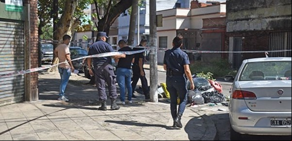 Vecinos llamaron a la policía por un bolso abandonado en Ciudadela: tenía adentro una cabeza humana ensangrentada