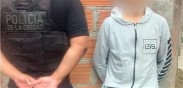 Le abrieron la mochila y tenía 1.300 dosis de pasta base escondidas entre los útiles escolares