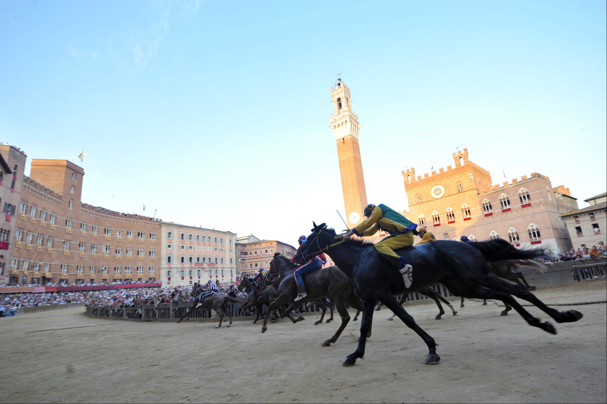 En Siena, Italia, son tradicionales las carreras de caballos al estilo medieval.