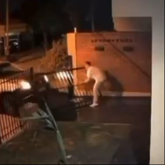 Le robaron la camioneta en la puerta de su casa, le chocaron el portón y su hijo pensó que lo habían secuestrado