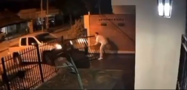 Le robaron la camioneta en la puerta de su casa, le chocaron el portón y su hijo pensó que lo habían secuestrado
