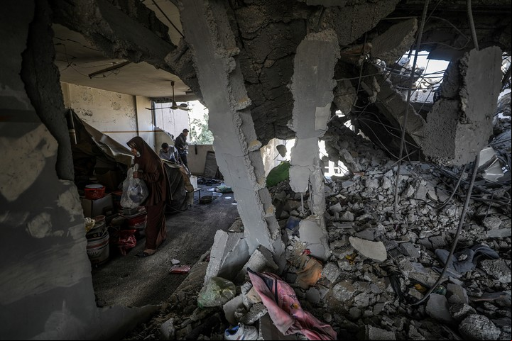Un refugio destruido por los bombardeos, este martes en Ciudad de Gaza. Foto: EFE