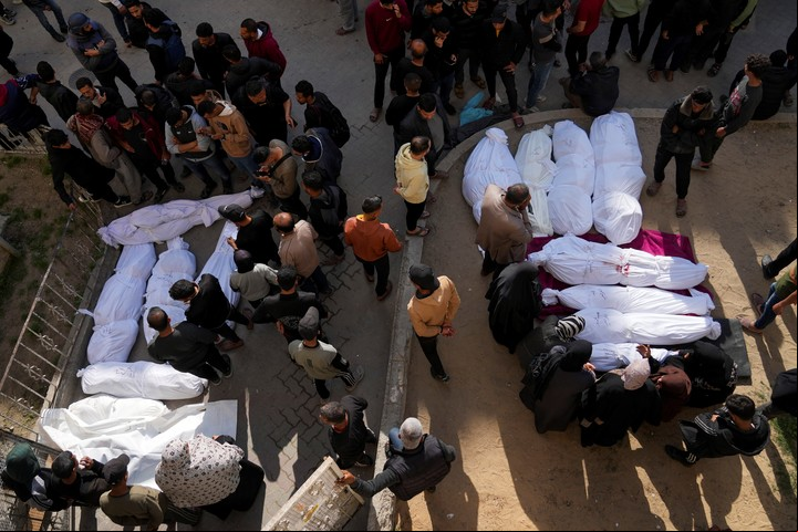 Dolor frente a los cuerpos de palestinos muertos en los bombardeos israelíes en Gaza, este martes. Foto: AP