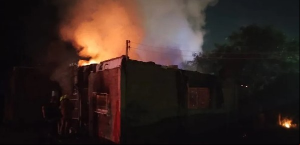 Un ex policía incendió la casa donde vivía su ex mujer: ella murió y su hijo está grave