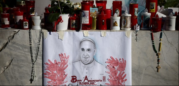 Francisco pasó la noche sin máscara de oxígeno, pero los médicos piden "prudencia" con su salud