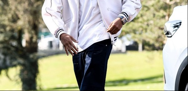 Kylian Mbappé regresó a la selección de Francia vestido de blanco, a puro glamour y con una chaqueta Christian Dior valuada en 3.800 euros