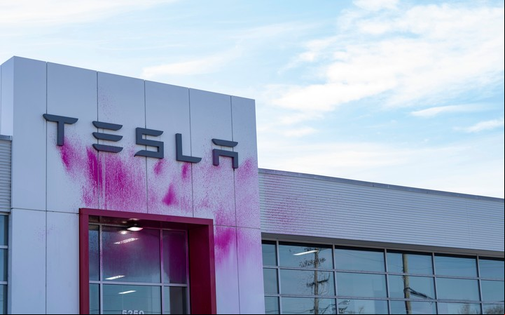 Un concesionario Tesla vandalizado. Foto: AP