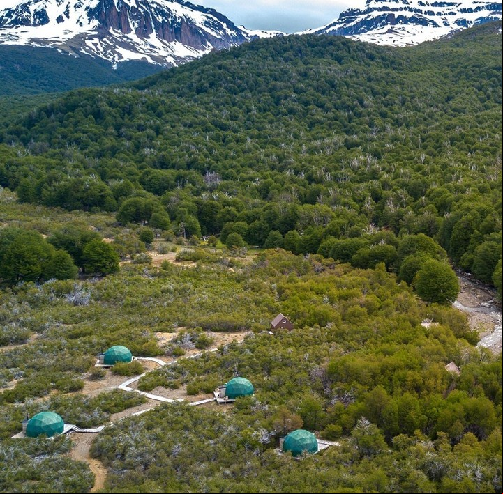 Vista de las cumbres nevadas de la Cordillera desde Alto Río Percy, Chubut.