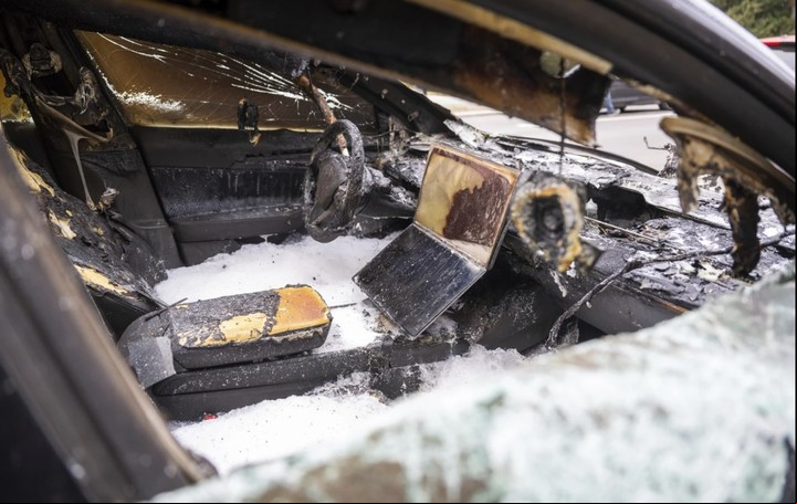 Destruido y quemado un vehículo Tesla, en Berlín, Alemania. Foto: AP