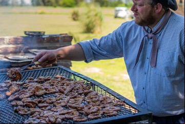El restaurante de campo a pocos kilómetros de CABA donde el asado criollo se cocina a fuego lento y se disfruta con música en vivo