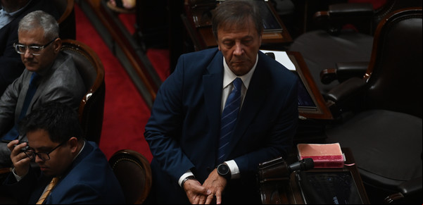 Un aliado de Macri controla los DNU de Milei