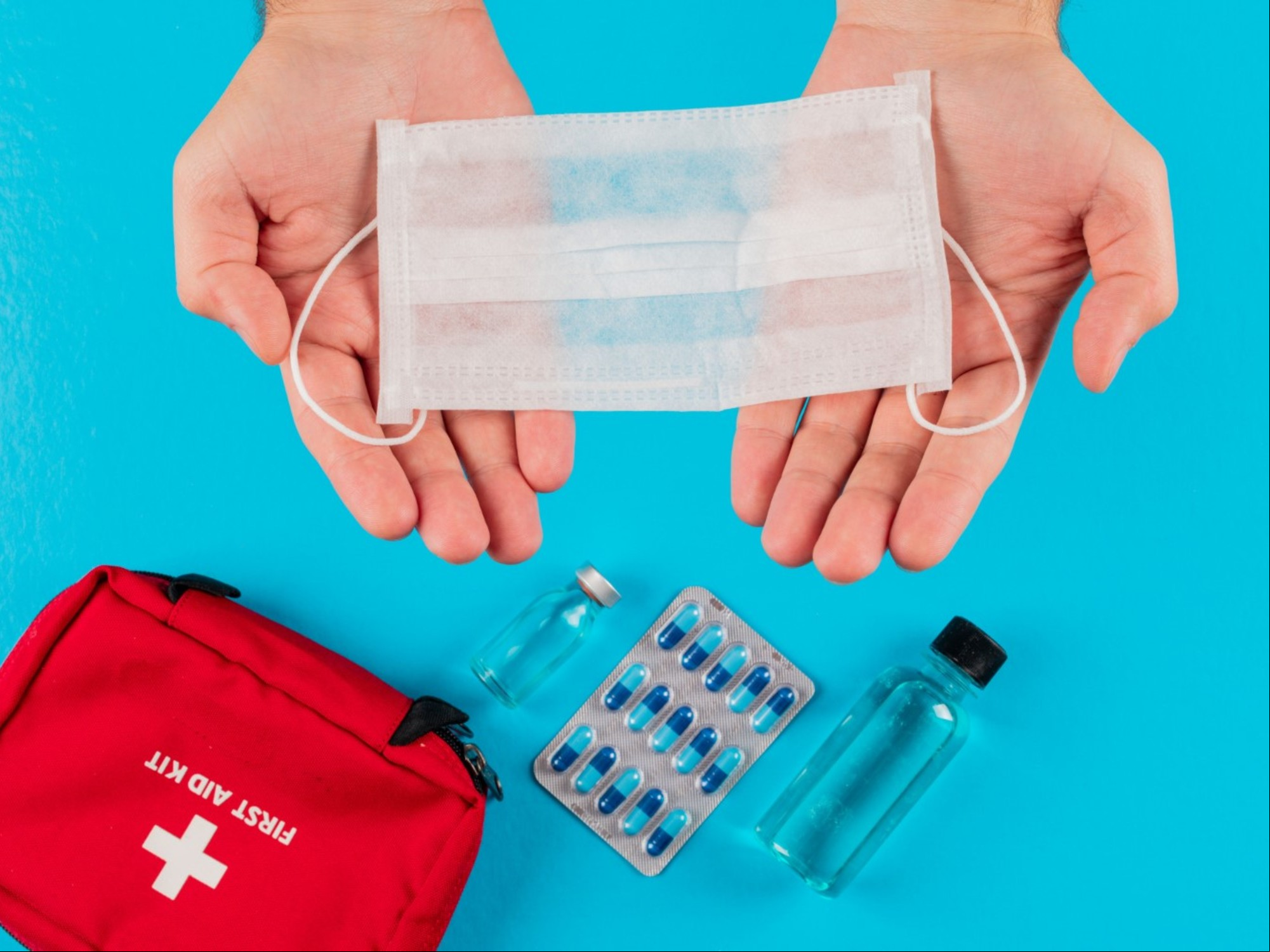 Un botiquín básico de primeros auxilios y la medicación crónica para una semana. Foto: Freepik