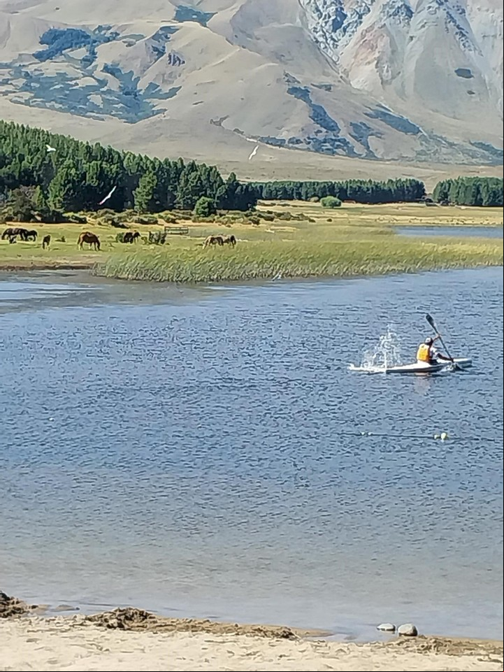 Salida en kayak, en la laguna La Zeta, en Esquel, Chubut.