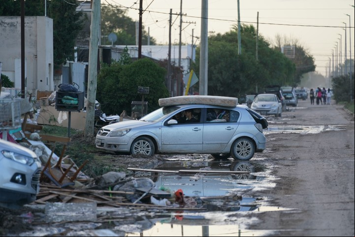 Escenas de la inundación en General Cerri, en Bahía Blanca, del 7 de marzo.
Foto Juano Tesone / enviado especial