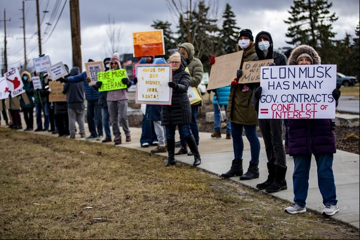 Una protesta contra Elon Musk y su rol en el gobierno de Donald Trump, frente a una planta de Tesla en Michigan. Foto: BLOOMBERG