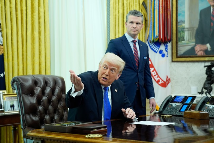 Donald Trump junto con el secretario de Defensa, Pete Hegseth, este viernes en la Casa Blanca. Foto: EFE