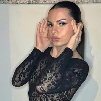 Revuelo en Italia: una joven maestra de una escuela católica recibió una dura sanción por su OnlyFans