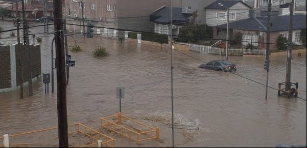 Fuerte temporal en Comodoro Rivadavia: alerta amarilla, barrios inundados y daños en el techo de un hospital