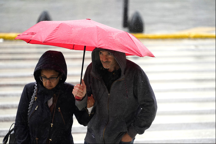 Una pareja camina bajo la lluvia en ciudad de Buenos Aires. Foto Maxi Failla - FTP CLARIN.