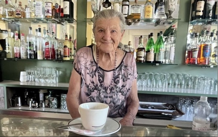 Es dueña de su propia cafetería y los 365 días del año la abre a las 7 de la mañana, trabajando 12 horas diarias (Identitá Golose).
