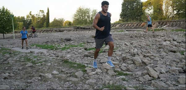 Volver a entrenar entre los escombros y la desolación en Bahía Blanca: "Lo necesito pero no es nada lindo"