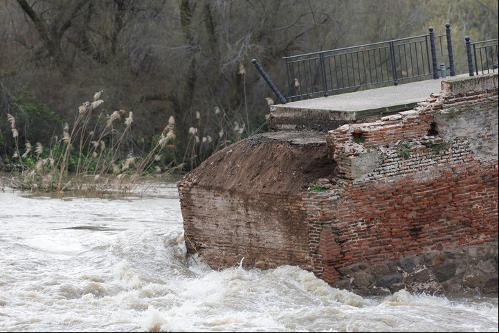 Vista de una sección del puente viejo o 'romano' derrumbado por la crecida del río Tajo. Foto: EFE