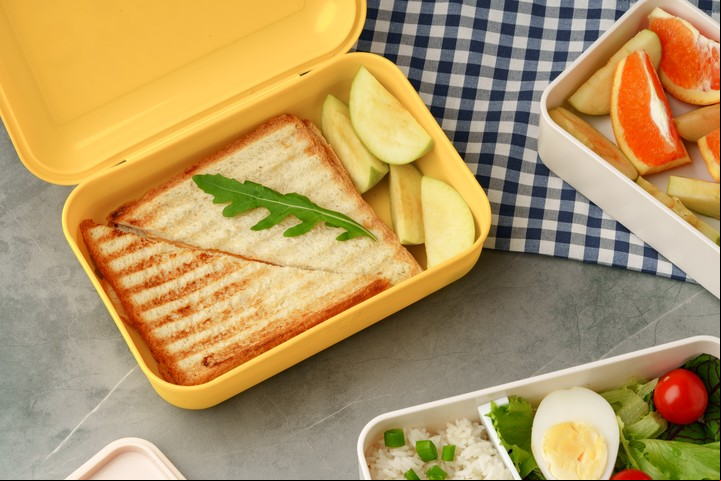 Si vamos a trasladar una ensalada, podemos armarla la noche anterior o a primera hora. Foto: ilustración Shutterstock.