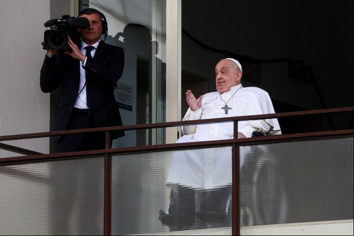 El Papa Francisco saludo desde el balcón, en silla de ruedas. Foto: Reuters
