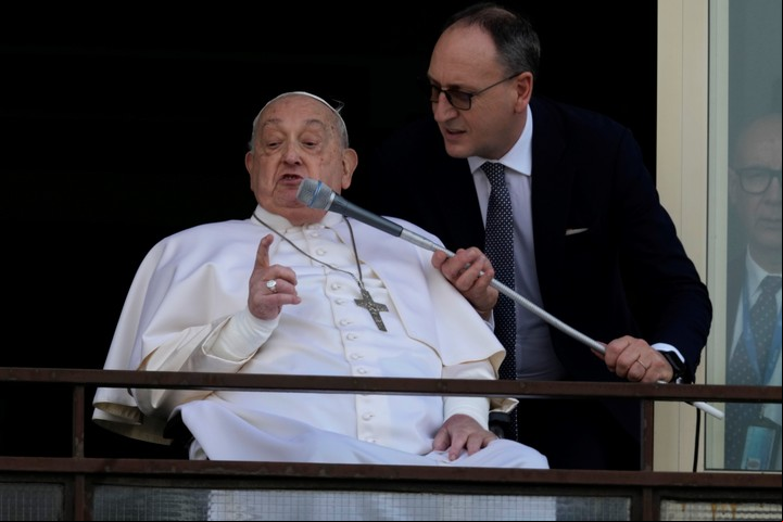 El papa Francisco, este domingo en el balcón del hospital Gemelli. (AP)