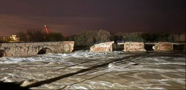 El momento exacto del derrumbe de un puente a causa del temporal: el impactante video