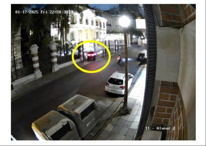El empresario Hauque, entrando al Palacio Duhau en su Audi Q8.