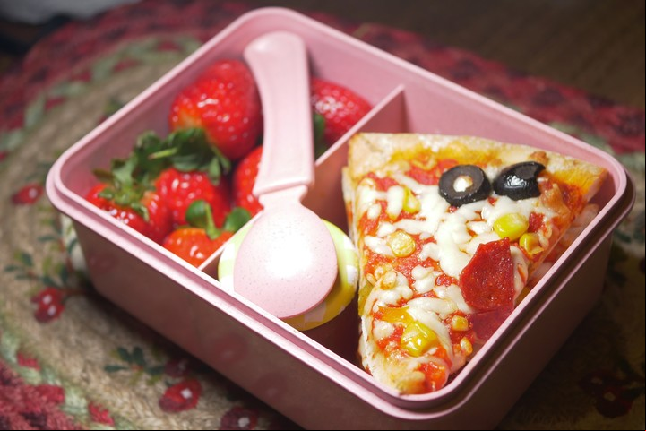 Durante el traslado de comida, sea un viaje corto o largo, se recomienda utilizar en todos los casos luncheras o conservadoras. Foto: ilustración Shutterstock.