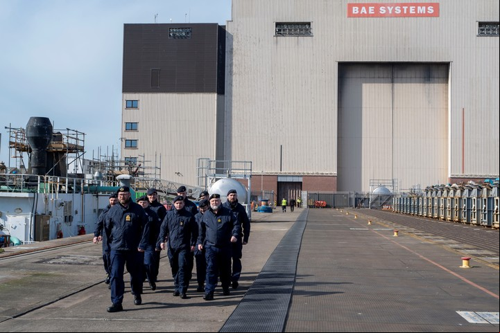 de la tripulación de un submarino en un astillero naval en Barrow-in-Furness, Inglaterra, el jueves. "No quiero caer en el alarmismo", dijo Starmer. Pero añadió: "Tenemos que pensar en la defensa y la seguridad de una forma más inmediata". Foto Andrew Testa para The New York Times
