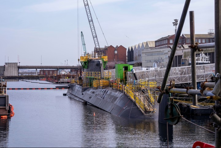 Un submarino de propulsión nuclear en Barrow-in-Furness, donde se está construyendo una nueva flota de submarinos lanzamisiles balísticos. Está previsto que cuatro buques entren en servicio a principios de la década de 2030, con un coste estimado de 41.000 millones de libras (53.000 millones de dólares). Foto Andrew Testa para The New York Times