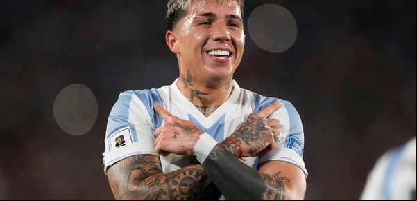 Enzo Fernández salió a la cancha con su hijo más chico y revolucionó las redes sociales