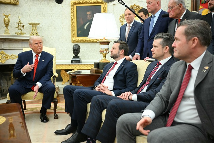 Sentados de izquierda a derecha: Vance, Hegseth y Waltz. Foto: Mandel Ngan/ AFP