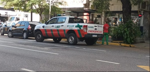 Intento de asalto en una tienda de Caballito: Amenazan con armas a una empleada y terminan enfrentados a tiros con la Policía