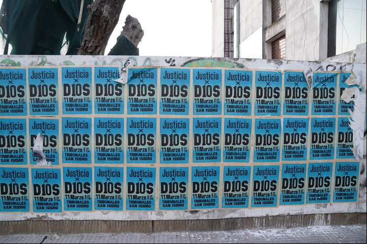 "Justicia x D10S", los afiches que aparecieron en los Tribunales de San Isidro. Foto Martín Bonetto